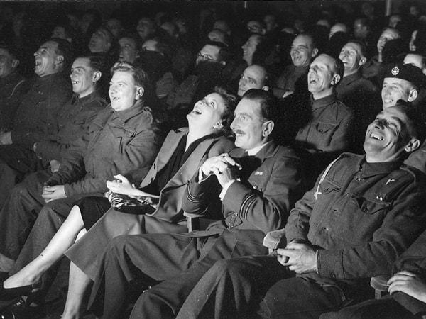 4. Televizyon dizilerinde sıklıkla duyduğumuz kahkaha efektlerinin çoğu 1950'lere ait. Kayıtların hemen hepsi o dönemlerde yapılmış ve kahkahalarını duyduğumuz o insanların büyük bir kısmı da artık hayatta değil ne yazık ki...