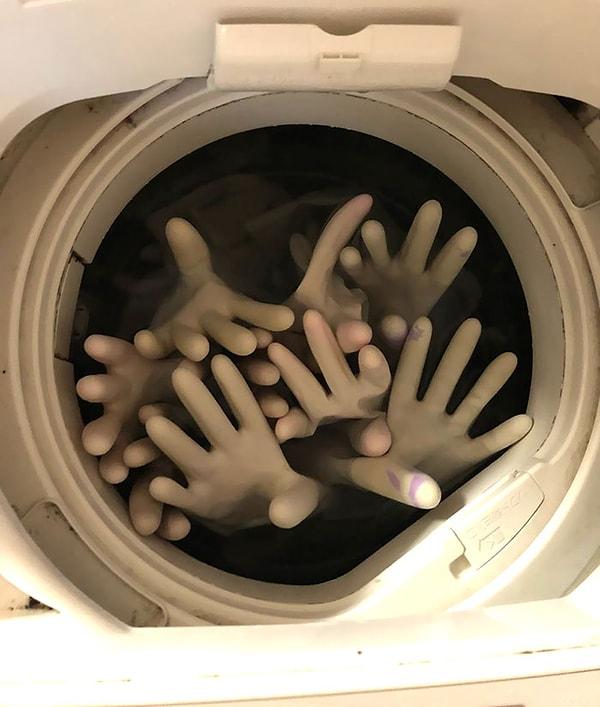 1. Çamaşır makinesinde yıkanan eldivenlerin ürkütücü hali.