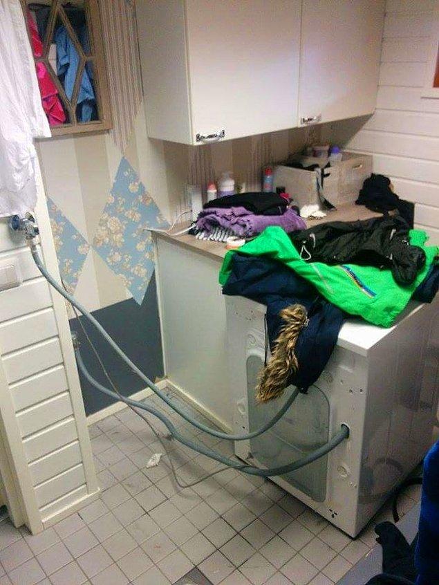 11. Çamaşır makinesinin biraz canı sıkılmış olmalı.