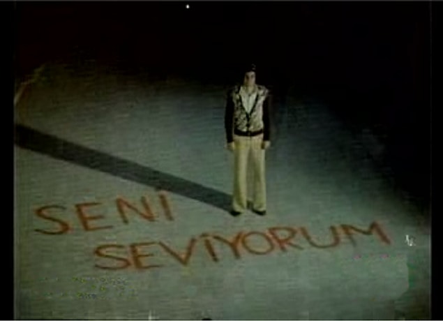 "Ya neler yaptı benimle birlikte olmak için inanamazsın. Hayvan gibi ilanı aşk etmeler, sürekli merak etmeler, ilgi manyağı yapmalar... Sonra birden kesildi. Ben mi uyduruyorum bunları ya?" (Bunun adı Love bombing yani Aşk Bombardımanı)