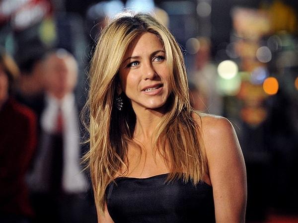 Jennifer Aniston'ın yıllar geçmesine rağmen formunu koruması gündem olunca oyuncu, "Çok su içiyorum, her gün hareket ediyorum, her şeyden yemeye çalışıyorum ve yeterli uyku alıyorum." demişti.