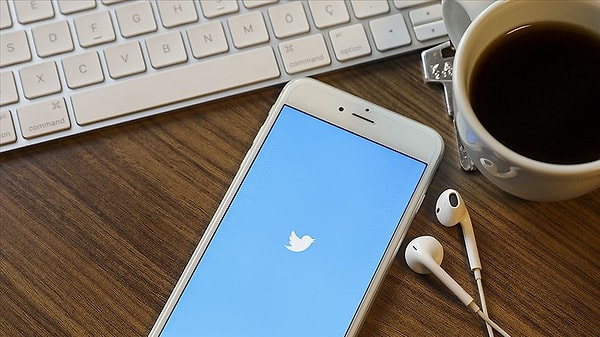 Точно так же Twitter разрешил своим сотрудникам работать из дома.