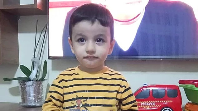 Kahramanmaraş'ın Afşin ilçesinde ailesiyle düğüne giden 3 yaşındaki Sidar Fırat, tabancayla havaya rastgele ateş açılması nedeniyle göğsüne mermi isabet etmesi sonucu hayatını kaybetti.
