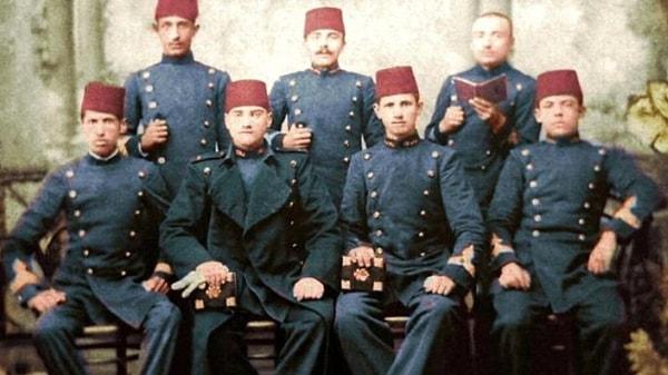 Arkadaşlarıyla kurdukları gizli grubun ismi Vatan'dır. Vatan grubu her cuma günü derslerden sonra bir sınıfta toplanır. Genelde bu toplantılara başkanlık eden Mustafa Kemal'dir.