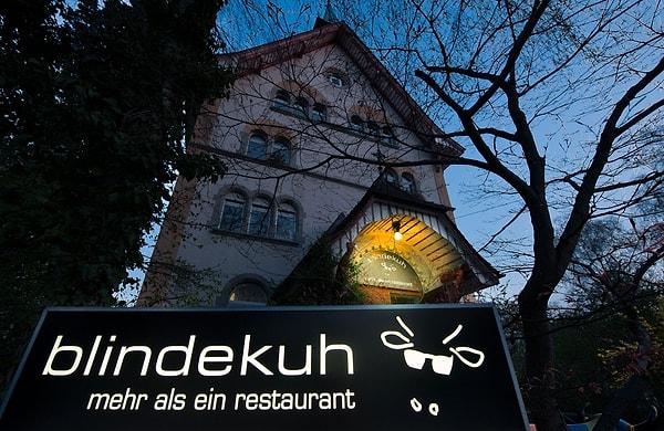 Dünyanın ilk 'karanlık' restoranı acaba nerede açılmış diye düşünüyorsanız hemen söyleyelim, 1999'da İsviçre'nin Zürih kentinde açılmış. İsmi 'Blindekuh' (Kör İnek) olan restoran aynı zamanda, dünyanın bütün garsonları görme engelli olan ilk restoranı olarak da tarihe geçti.