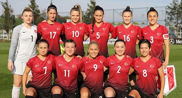 Kadınlar futbol, basketbol ve diğer tüm sporları yapmaya devam edecek, herkes istediği renk kıyafet giyecek, sizler de elbet ayrımcılık yapmamayı, cinsiyetçi ve homofobik olmamayı öğreneceksiniz!