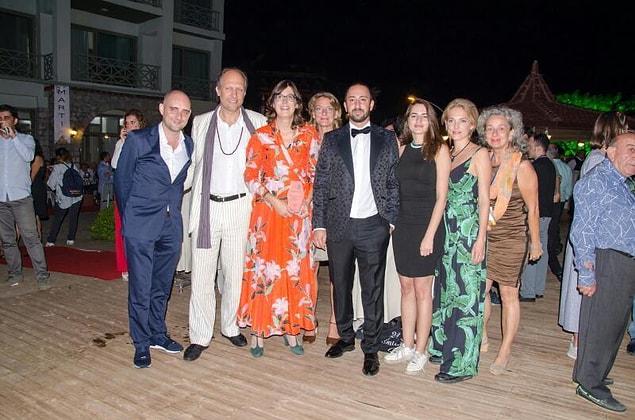 Festivale hem Türkiye'den hem de yurt dışından ünlü sinema sanatçıları katılıyor. Örneğin, bu fotoğraftaki sanatçı ve yönetmenlerin hepsi Hollanda'dan festival için gelmişler. Soldan ikinci sırada göreceğiniz Hugo Metsers ve soldan beşinci sıradaki aktör, Hollanda'nın ünlü oyuncularından.