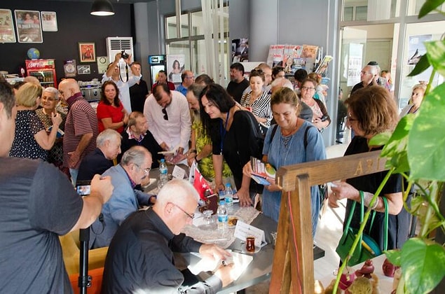 Kitapseverler de unutulmamış. Festival kapsamında ünlü yazarlarla kitap imza günleri de düzenleniyor.