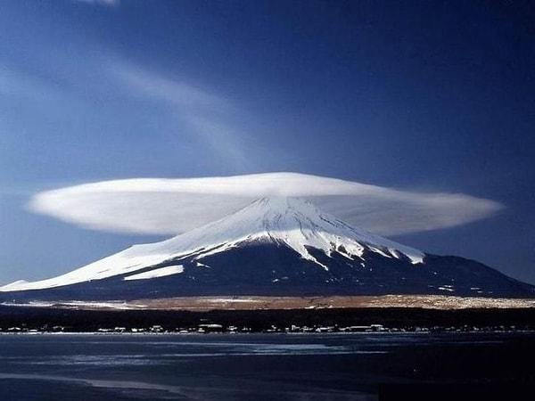 5. Fuji Dağı üzerinde mercek bulutu.