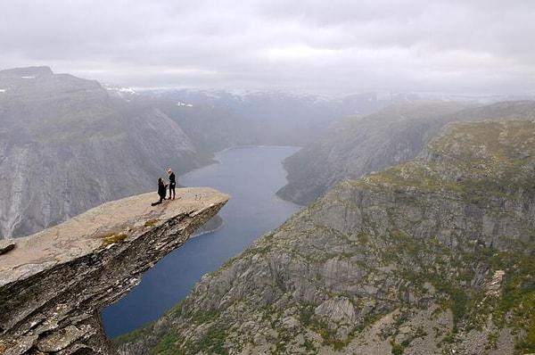 7. 9 saatlik bir yürüyüşün ardından Norveç'in en güzel yerlerinden birinde gelen bir teklif, mm... Kimse hayır diyemez.
