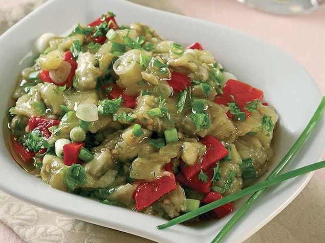1. Közlenmiş patlıcan salatası