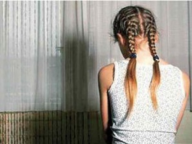 "Annemin kuması gibiydim" diyor Meliha. Gece babası kendisini istismar ettikten sonra, sabah önlüğünü giyip okuluna gittiğini anlatıyor. Bütün çocuklardan farklı ve adeta lanetli gibi hissettiğini söylüyor. Tam 8 yıl, aralıksız yaşıyor bu cehennem hayatını.