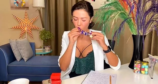 Ha tabii bir de vibratörünü öptüğü bir videosu var, boşluğa baktırtmıştı bizi öylece...