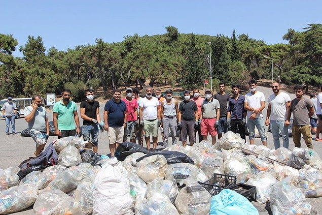 Fotoğraflardan da görebileceğiniz gibi tüm plajlar, ormanlık alanlar hatta sokaklar ve caddeler günübirlik ziyaretçilerden kalma bu çöp yığınlarından nasibini almış.