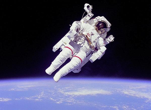 1. Bazı astronotlar uzaydan Dünya'yı görmelerinin ardından hayata bakış açılarında derin bir değişim hissettiklerini dile getirmişlerdir.