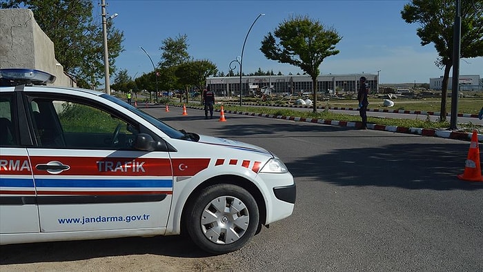 Tatile Gidiyorlardı: Jandarma Karantinada Olması Gereken Aileyi Yolda Yakaladı