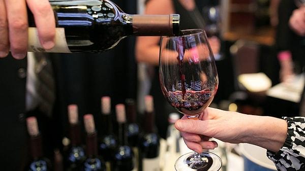 İlk olarak kadehler masaya konulur ve garson şarabın etiketini size doğru gösterir. Burada amaç, şarap hakkında sizden onay almak istemesidir.