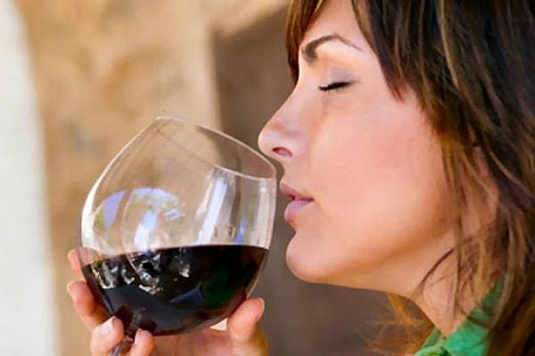 Şarap tadımını 3 basit adımı izleyerek gerçekleştirebilirsiniz.