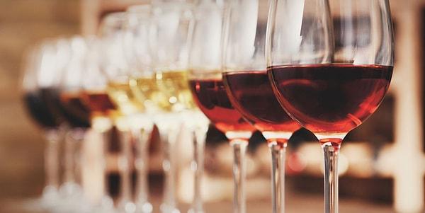 Eğer şarap testten geçtiyse garsonu onaylayarak servis alabilirsiniz. Fakat onay alamayan şaraplarda olabiliyor.