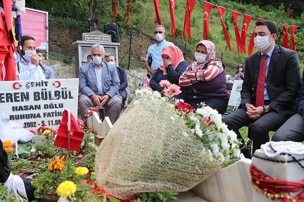 Eren Bülbül'ün mezarı başına annesi Ayşe Bülbül ile birlikte Maçka Kaymakamı Selim Çomaklı ve Maçka Belediye Başkan vekili Ömer Faruk Adıgüzel de geldi