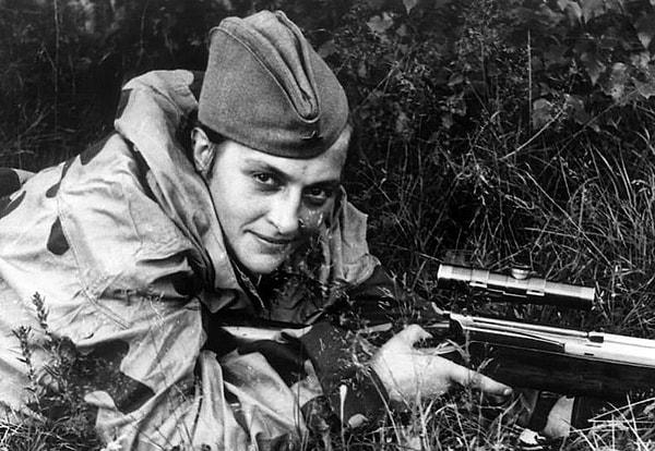 Lyudmila, 7.62mm'lik mermi kullanan ve 5 mermilik şarjörle beslenen Mosin-Nagant tüfeğiyle Naziler'i avlamak için görevlendiriliyordu.