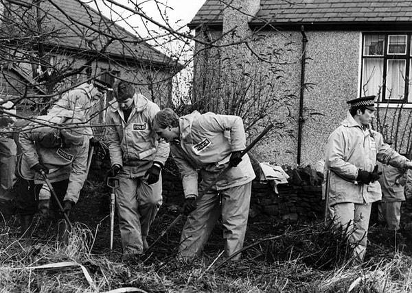 Polisler, Peter Sutcliffe tutukladıktan sonra İngiltere, Bradford'daki evinin arka bahçesini araştırırken.