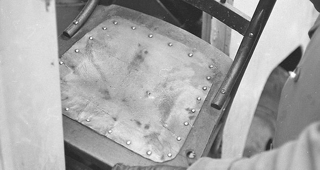 Ed Gein'in evinden delil olarak alınan, tabanı insan derisiyle döşenmiş bir sandalye.