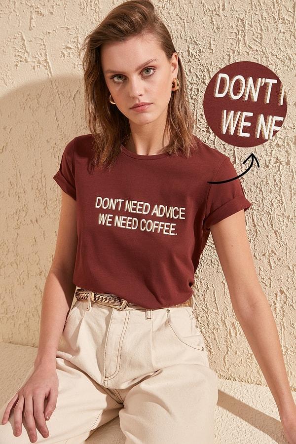 1. Manasından habersiz üzerinde 'sex bomb' türevi şeyler yazan tişörtlerle gezen yaşlı teyzelere denk gelmişsinizdir eminim. Mesaj kaygılı tişörtleri severim, ne yazdığına dikkat ederek elbette. Bu da kahvekolikler için biçilmiş kaftan.