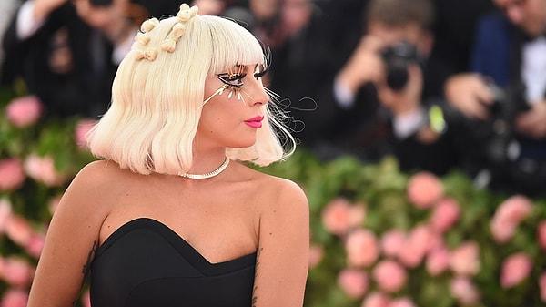 Lady Gaga, çeşitli sosyal ve aktivist çalışmalara da katıldı.