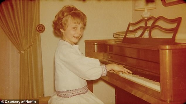 Kadın, "B"nin aradığını ve eğer aile şikayetten vazgeçmezse onlarla girdiği cinsel ilişkileri açıklayacağını söyler.