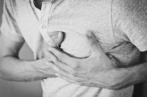 Bazı insanlar panik atak sırasında göğüs ağrısı ve gerçeklikten ya da kendilerinden kopma hissi yaşarlar, bu nedenle kalp krizi geçirdiklerini düşünmeye başlarlar.