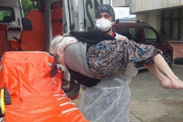 Ambulansla Pazar ilçesine bağlı Kirazlık Mahallesi'ndeki evinin önüne getirilen pozitif ama asemptomatik olan yürüme güçlüğü çeken kadına, yakınlarının ve çevredekilerin yardım etmeye çekindikleri vurgulandı.