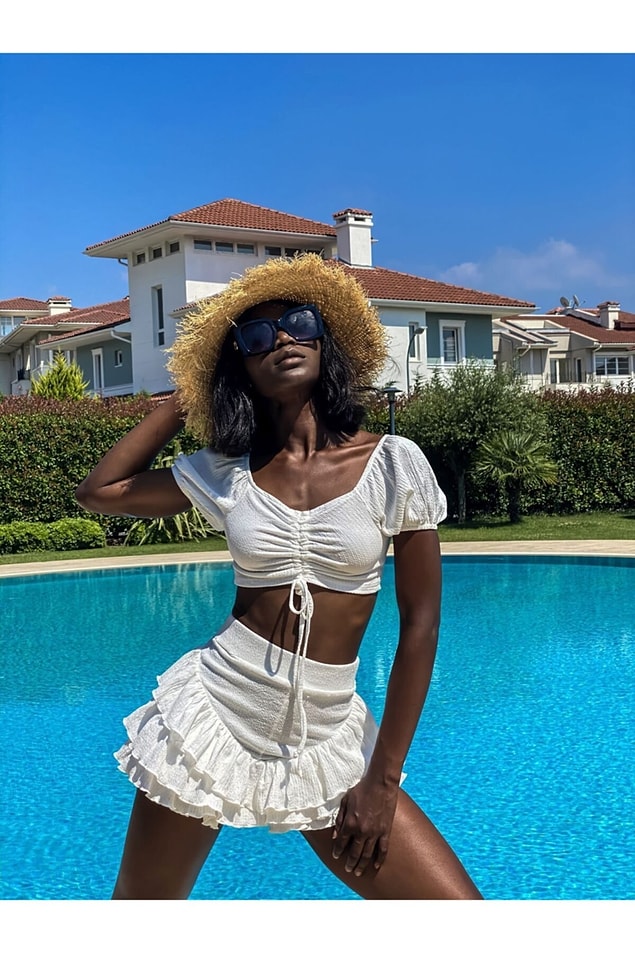 Üstündeki beyaz takımın aynısı değil ama benzerini bulduk. Ayrıca favori elbiselerini, crop top'ları ve en sevdiği gecelikleri de listeledik.