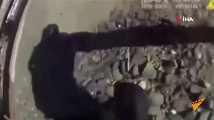 Tekerlekli Sandalyesi ile Raylara Sıkışan Adamı Son Anda Kurtaran Polis