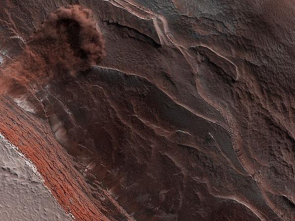 Mars üzerinde uçurumdan aşağı inen bir çığ görüntüsü;