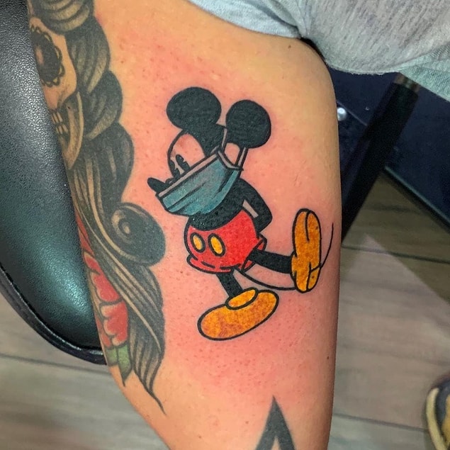 18. Mickey fare de kendine dikkat ediyor.