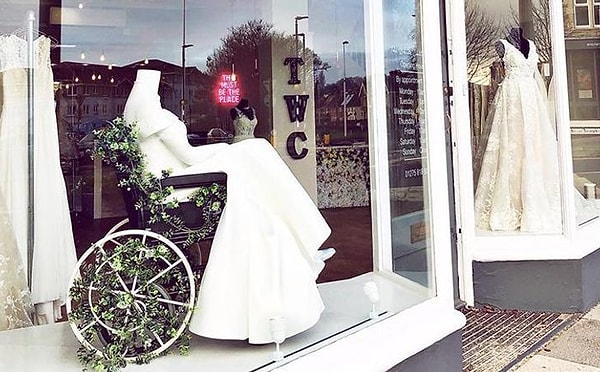 4. В отличие от многих магазинов, этот не забыл про невест с ограниченными возможностями.