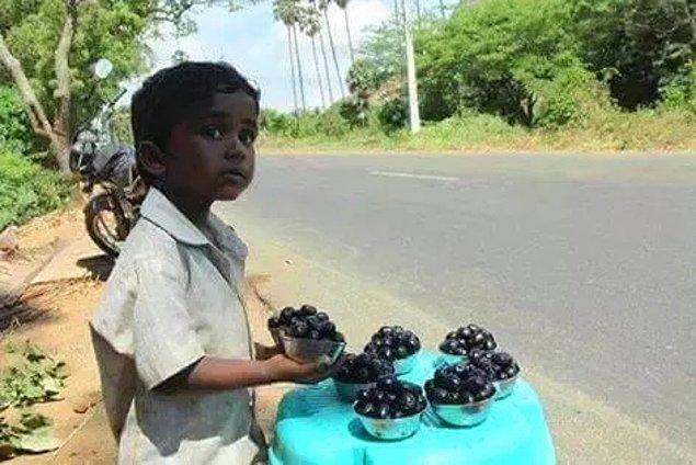 5. Yolda meyve satan bir çocuk.