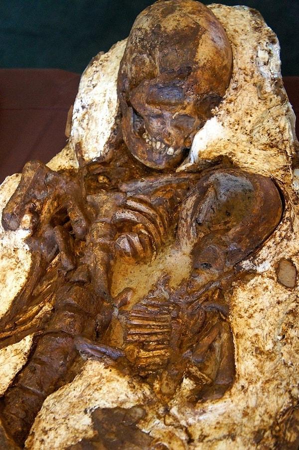 12. 4800 yıldır aynı şekilde bebeğini kucağında sallayan bir anne.