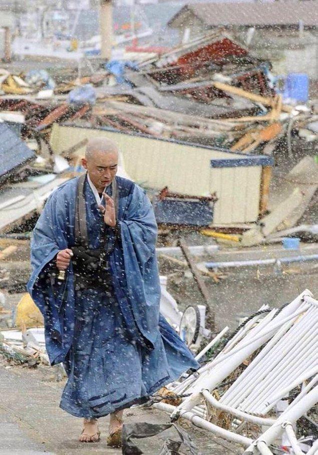 13. Japonya'da 2011'de yaşanan tsunaminin ardından dua eden bir keşiş.