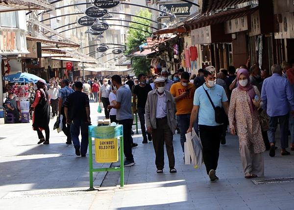 Vaka sayısının artış gösterdiği bir başka il Gaziantep'te ise 65 yaş üstüne toplu taşıma ve düğün yasağı getirildi.