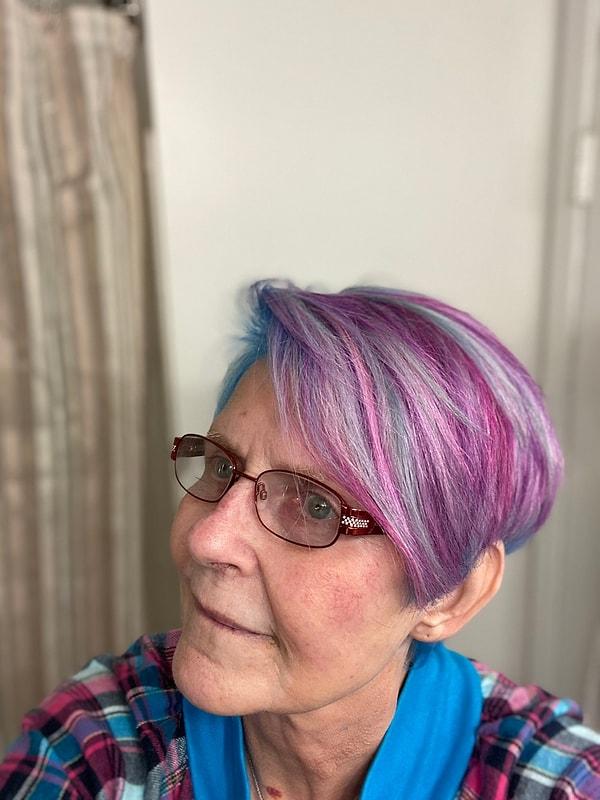 1. "72 yaşındayım ve bugün saçımı bu renge boyadım. Ne düşünüyorsunuz? Lütfen dürüst olun. Muhafazakar bir insandım ve asla böyle bir şey yapacağım aklıma gelmezdi."