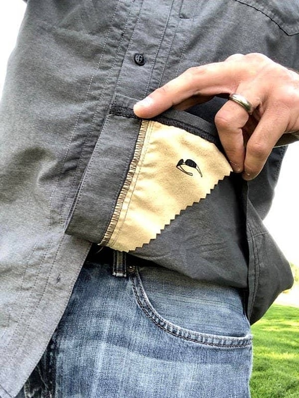 Мужчина вшил на внутреннюю часть рубашки ткань для протирания очков