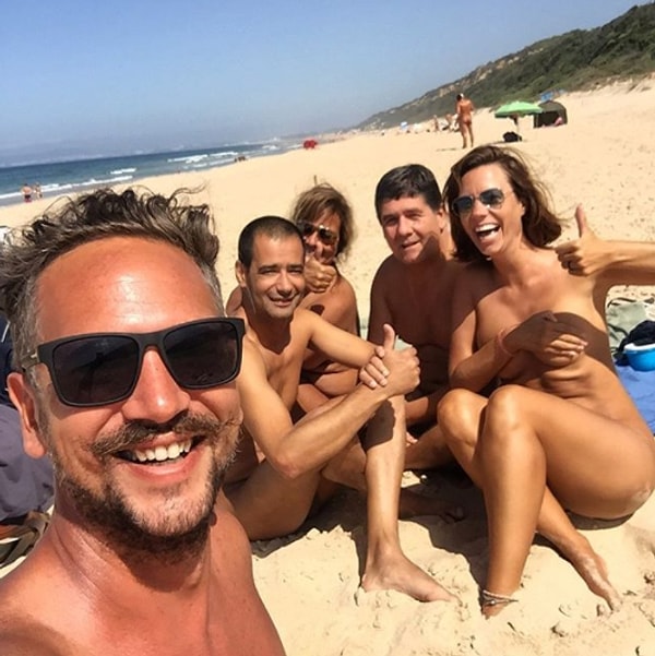 Таким образом они проливают свет на людей, интересующихся натуризмом или нудизмом, на странице своего блога «'Naked Wanderings».