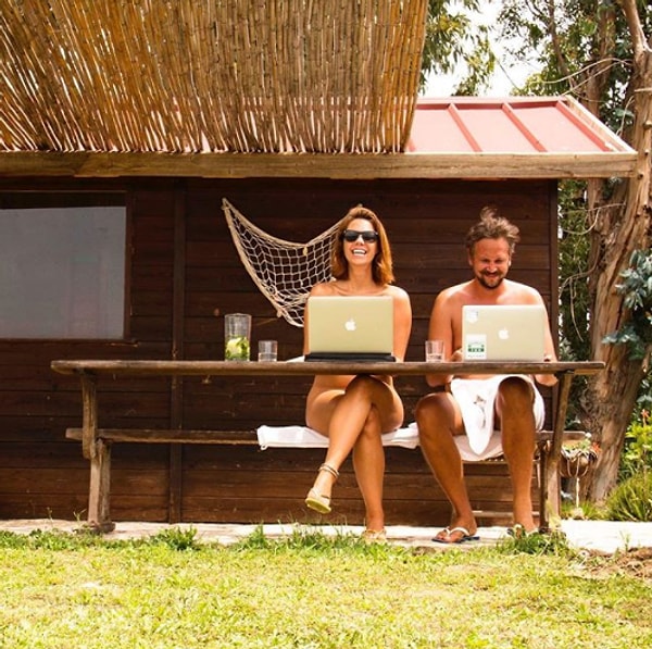 «Мы живем в мире, где мы много работаем и переживаем тяжелые времена. Мы должны выйти из нашей зоны комфорта. Натуризм - это философия, которая полностью выведет вас из зоны комфорта».