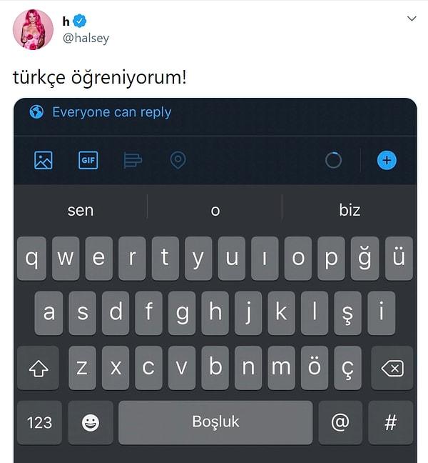 Halsey, telefonunun Türkçe klavyesini paylaşarak "Türkçe Öğreniyorum!" yazdı.
