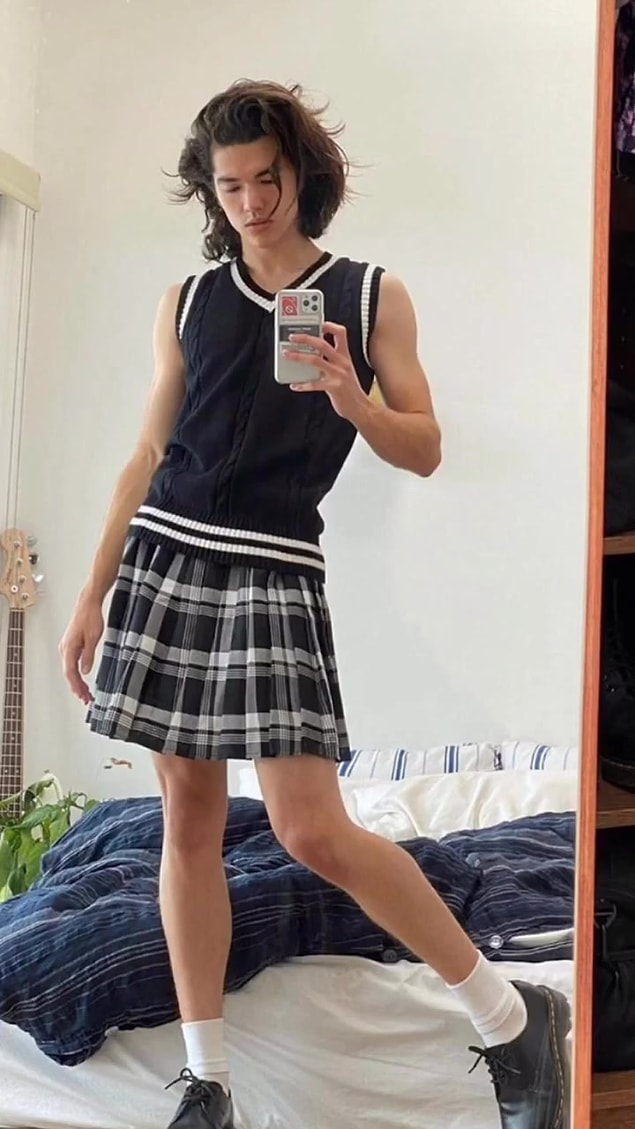 Cross-dresser, kadın kıyafeti giymekten hoşlanan erkeklere verilen isim. Bu kişiler genellikle bu durumdan cinsel haz duyuyor.
