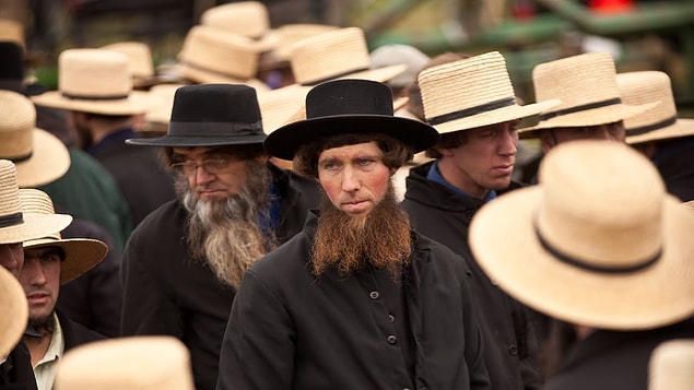 8. 'Rumspringa' Amişlerin gençlik yıllarında başlayan ve çok önemli bir karar ile bitirdikleri bir dönemdir. Bu dönemde Amişler bulundukları topluluktan ayrılma veya kalma kararı alırlar. Bu süre zarfında gençler istedikleri hayata sahip olabilir ve istedikleri yerlere gidebilirler.