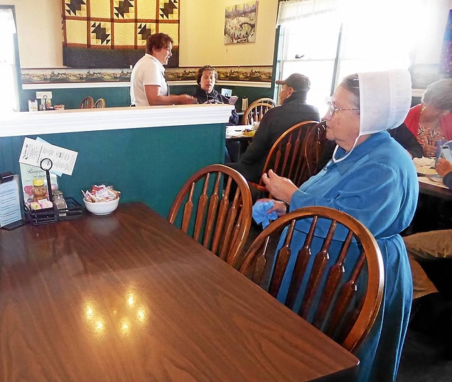 6. Amişlerin yemek yeme konusunda katı kuralları yoktur. Onları çeşitli 'fast-food' restoranlarında görebilirsiniz.
