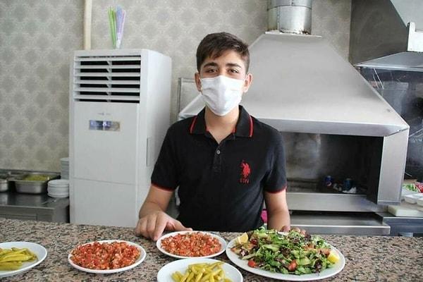 Liselere Geçiş Sınavında (LGS) 500 tam puan alan 181 öğrenciden biri olan Akif Bayam, Kayseri'nin İncesu ilçesinde lokanta işleten babasına yardım ediyor.
